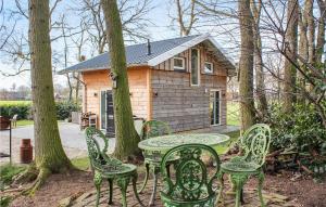 una mesa y sillas frente a una cabaña en Beautiful Home In Bornerbroek With House A Panoramic View en Weleveld