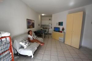 TV a/nebo společenská místnost v ubytování Flat in Lignano