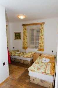 Кровать или кровати в номере Horská bouda Čihalka