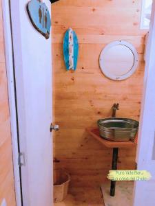 a bathroom with a sink and a mirror at Pura Vida Baru - La Casa del Cholo in Baru
