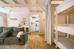 sala de estar con sofá y litera en Eli by Totiaran, en Naut Aran (Alto Arán)