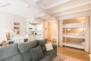 Una sala de estar con un sofá y un dormitorio. en Eli by Totiaran, en Naut Aran (Alto Arán)