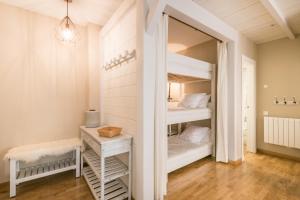 Habitación con litera, escritorio y espejo. en Eli by Totiaran, en Naut Aran (Alto Arán)