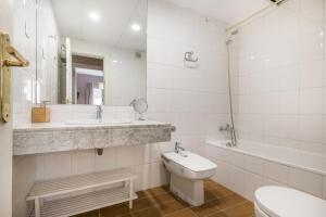 y baño con lavabo, aseo y bañera. en Eli by Totiaran, en Naut Aran (Alto Arán)