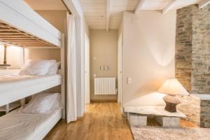 Habitación con 2 literas y lámpara. en Eli by Totiaran, en Naut Aran (Alto Arán) 12 fotos más