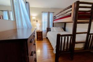 ein Schlafzimmer mit Etagenbett und Schreibtisch in der Unterkunft Tea Island Resort in Lake George