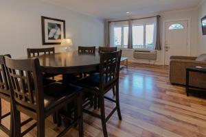 ein Esszimmer und ein Wohnzimmer mit Tisch und Stühlen in der Unterkunft Tea Island Resort in Lake George