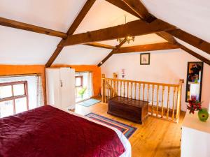 1 dormitorio con 1 cama grande y una escalera en The Stable en Fethard on Sea