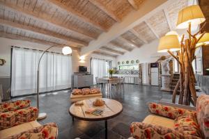 Posedenie v ubytovaní Villa La Cava del Val di Noto con piscina privata