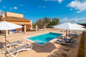 Bazén v ubytovaní Traditional house Casa Binitaref with pool in Sineu alebo v jeho blízkosti