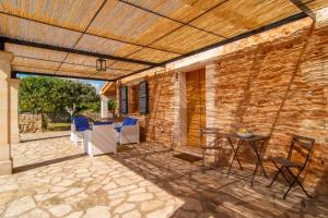 Balkón alebo terasa v ubytovaní Traditional house Casa Binitaref with pool in Sineu