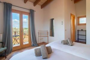 Posteľ alebo postele v izbe v ubytovaní Traditional house Casa Binitaref with pool in Sineu
