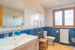 Kúpeľňa v ubytovaní Traditional house Casa Binitaref with pool in Sineu