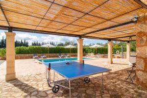 Stolný tenis v ubytovaní Traditional house Casa Binitaref with pool in Sineu alebo v jeho okolí