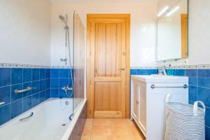 Kúpeľňa v ubytovaní Traditional house Casa Binitaref with pool in Sineu