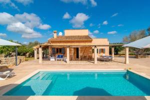 Bazén v ubytovaní Traditional house Casa Binitaref with pool in Sineu alebo v jeho blízkosti