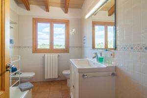 Kúpeľňa v ubytovaní Traditional house Casa Binitaref with pool in Sineu