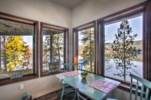 Imagen de la galería de Luxurious Liberty Lake Hideaway with Hot Tub!, en Liberty Lake