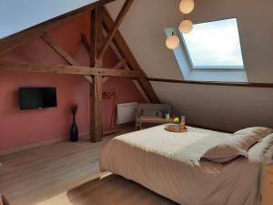 Un dormitorio con una cama grande y una ventana en La Grange d' Angel, en Châtillon-sur-Marne