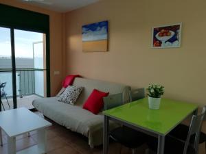 un salon avec un canapé et une table dans l'établissement Villa Juan, à L'Eucaliptus