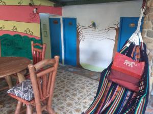 ein Esszimmer mit einem Tisch und Stühlen mit einer Tasche in der Unterkunft La Casita de Don Daniel in El Valle de Antón