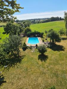 Bazén v ubytování Chambres et table d'hôtes Le cèdre Aveyron nebo v jeho okolí