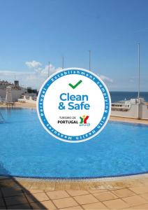 un panneau indiquant un panneau propre et sûr à côté de la piscine dans l'établissement Apartamento Varandas do Mar AL63644, à Albufeira