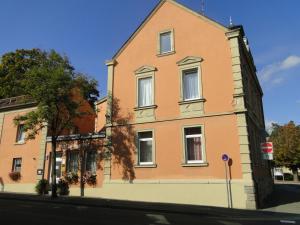 ein Gebäude an der Straßenseite in der Unterkunft Hotel Kitzinger Hof an der B8 in Kitzingen