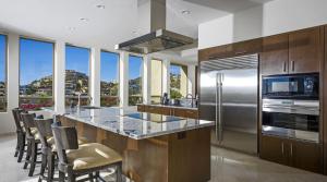 Una cocina o kitchenette en Contemporary Hilltop Villa Close to Downtown with Panoramic Ocean Views