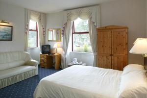 A bed or beds in a room at Ilkley Riverside Hotel