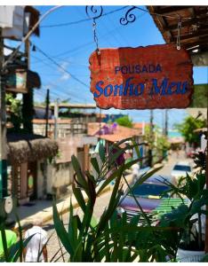 a sign that reads pueblo sono macho at Pousada Sonho Meu in Pipa