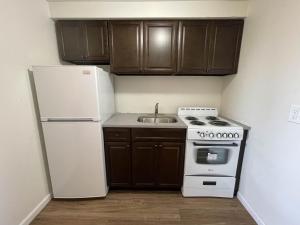 een keuken met een witte koelkast en een wastafel bij Tinton Falls NJ Neptune in Tinton Falls