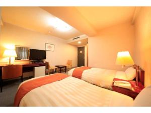 um quarto de hotel com duas camas e uma secretária em Fujinomiya Green Hotel - Vacation STAY 19036v em Fujinomiya