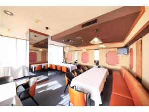 富士宮市にあるFujinomiya Green Hotel - Vacation STAY 19019vのテーブルと椅子とテレビのある会議室 +16枚の写真