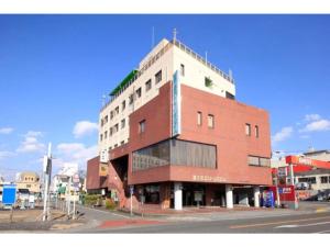 budynek z czerwonej cegły na rogu ulicy w obiekcie Fujinomiya Green Hotel - Vacation STAY 19038v w mieście Fujinomiya