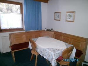a room with a table and two chairs and a window at Gästehaus Hirschenhof in Sölden