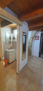 W łazience znajduje się umywalka i lustro. w obiekcie Casa Vacanze Mastrarua 150 w Syrakuzach