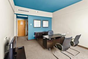 an office with a blue ceiling and a table and chairs at Hotel Aeropuerto Los Cabos in San José del Cabo