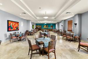 a dining room with tables and chairs at Hotel Aeropuerto Los Cabos in San José del Cabo