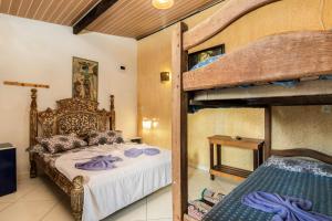 سرير بطابقين أو أسرّة بطابقين في غرفة في Pousada Aguas Marinhas
