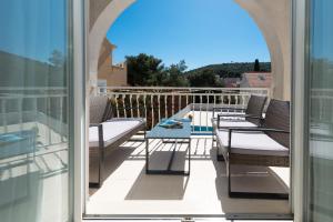 En balkon eller terrasse på Modern Apartment Paula-with private pool