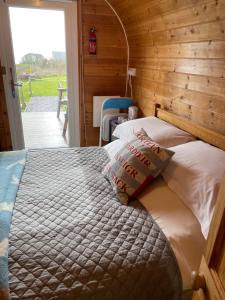 Кровать или кровати в номере Sea and Mountain View Luxury Glamping Pods Heated