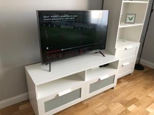 Televízia a/alebo spoločenská miestnosť v ubytovaní CR Apartament Centrum Zamenhofa 1