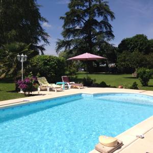 Piscina a Chambres et table d'hôtes Le cèdre Aveyron o a prop