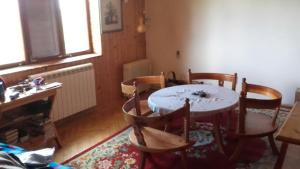 d'une salle à manger avec une table, des chaises et une fenêtre. dans l'établissement Kolibri, à Žabljak