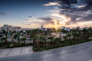 Afbeelding uit fotogalerij van Gleaming 1 BR Apt Mangroovy w Pool & Beach Access in Hurghada