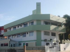 ボンビーニャスにあるPRAIA DE 4 ILHAS Apartamento 2 Quartos 50M da Praia Com Vistaの白い建物