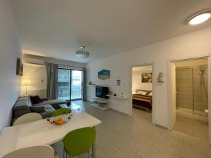 ママイアにあるDeSilva Residence Apartmentのリビングルーム(ソファ、テーブル付)