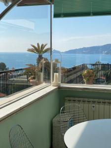 Habitación con ventana y vistas al océano. en Grande Attico con Vista Vicino al Centro by PortofinoVacanze, en Rapallo