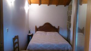 małą sypialnię z łóżkiem w pokoju w obiekcie Casa do Faroca w mieście Vieira do Minho
